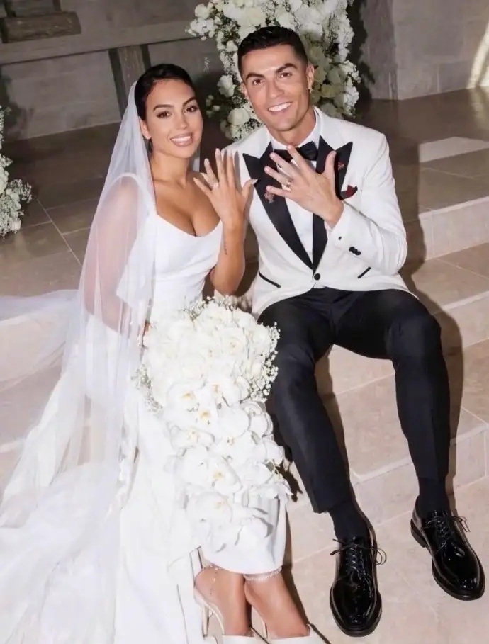 C罗宣布结婚C罗和乔治娜这婚结的，你觉得谁更开心？ 她说乔治娜吧，等了七年总算有