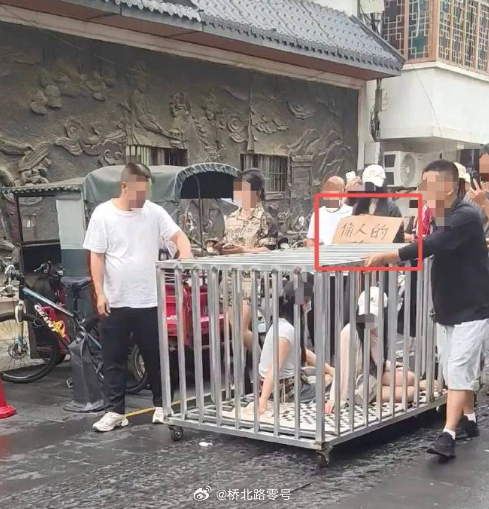 8人摆拍浸猪笼博流量被拘 6月26日，湖南汨罗警方通报称，38岁男子何某为博取流