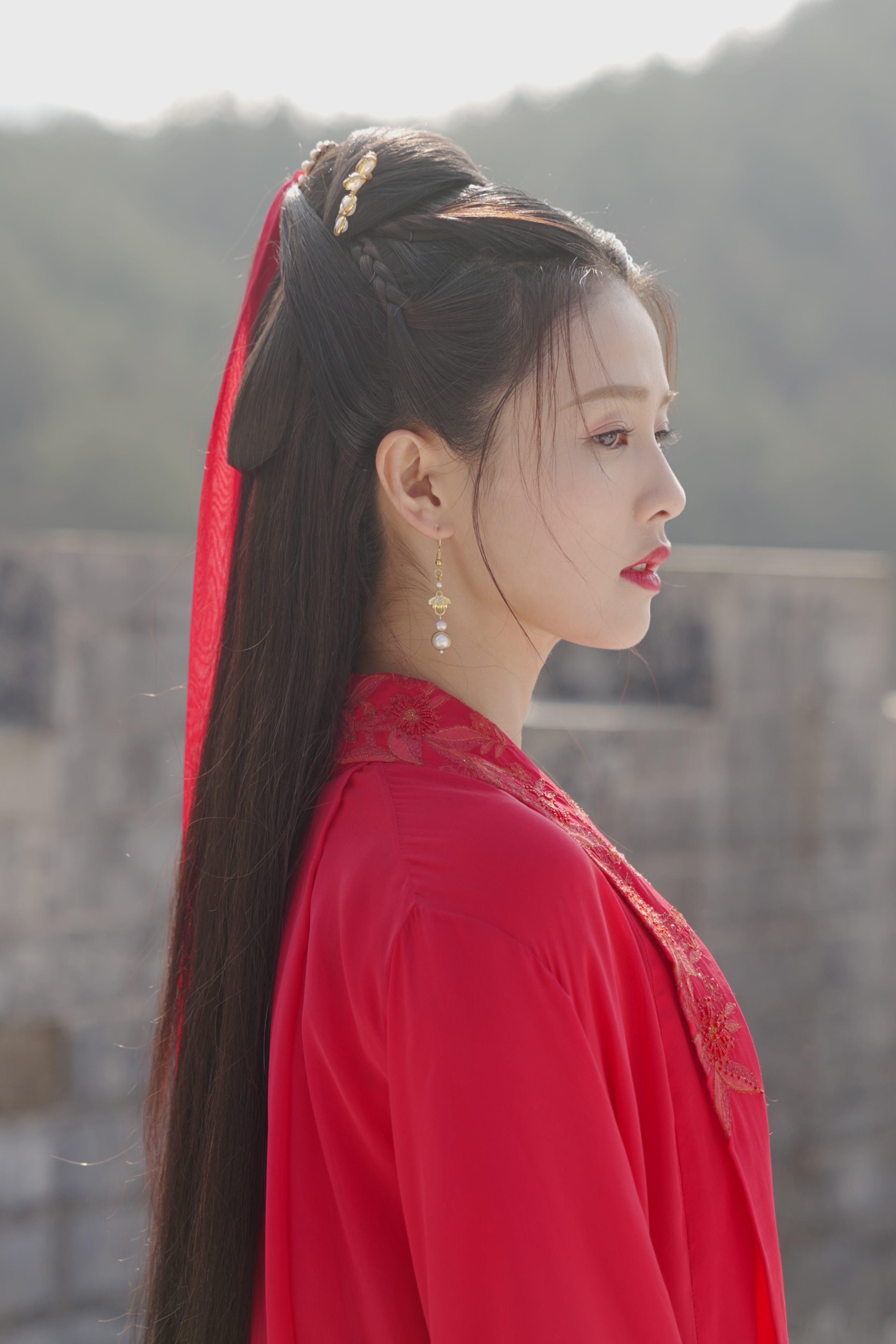 白鹿  青衫流袂，步月而来，眉眼自带空山灵气，一簪流苏摇曳，便是古画里走出来的名