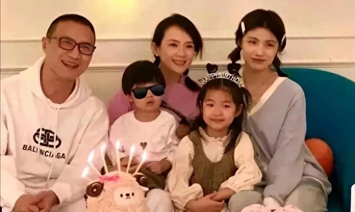 哎呀，汪峰和章子怡离婚了吗？
面对明星婚变，吃瓜群众也变得淡定了许多。
仿佛是意