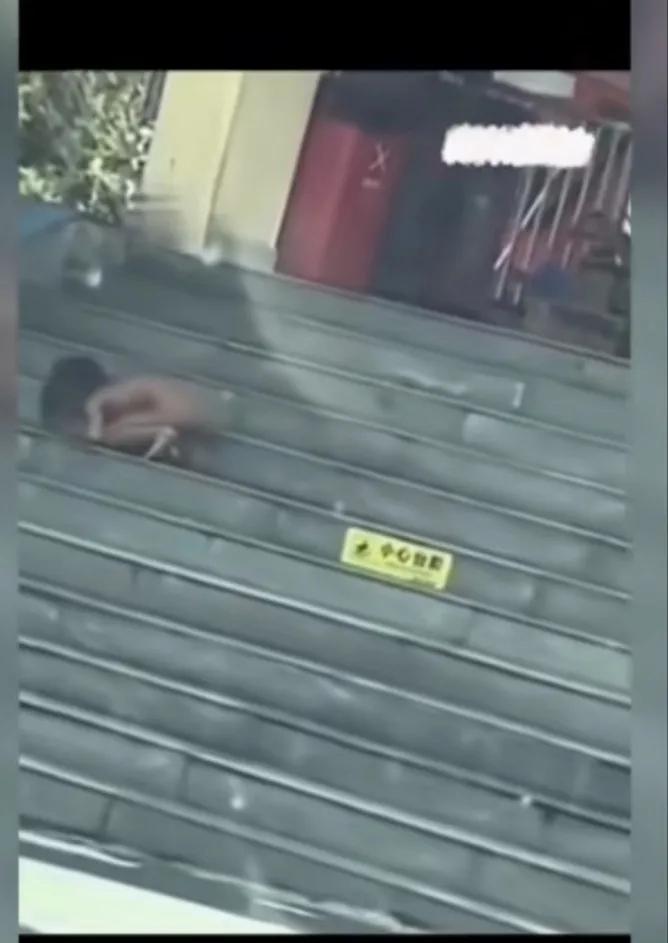 父母家庭条件好，不给小孩穿衣服，全身赤裸，三岁小孩，行为动作像狗一样爬行，在地上