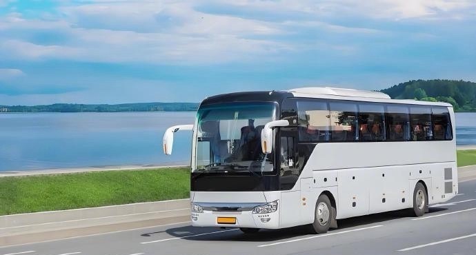 青海一家35口人开大巴春节自驾游青海一家35口开大巴春节自驾游，很治愈的团圆画面