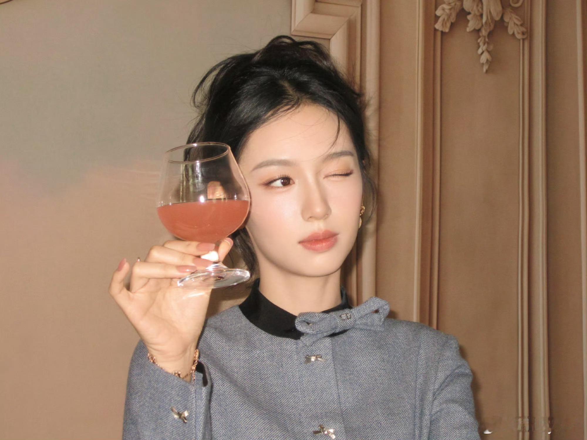 周也启程赴约周也举杯wink周也举杯wink，启程赴约，真棒真厉害 