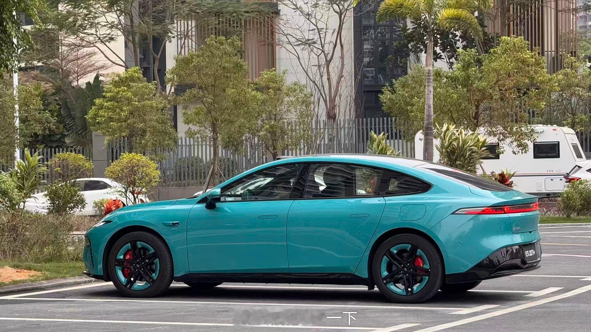 东风奕派007这新车的车漆和轮毂全面复刻小米SU7（或者说保时捷Taycan），