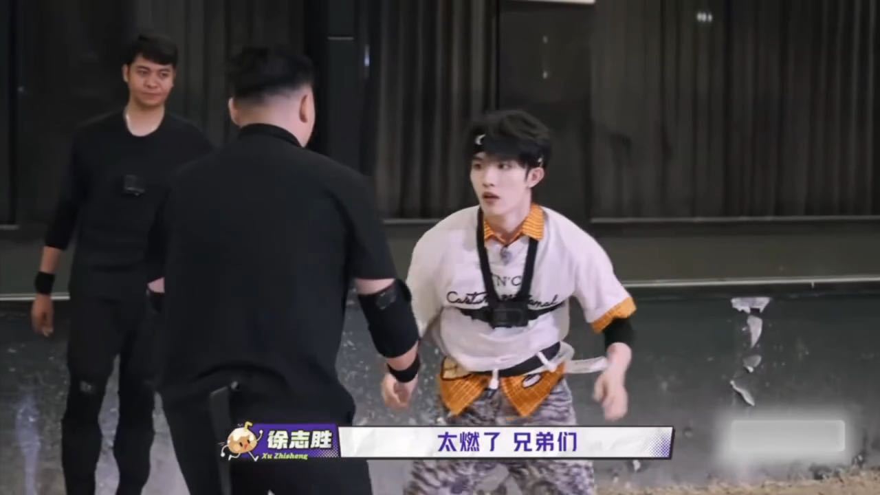 苏新皓踩滑瞬间，身体直接当滑步处理。脚底板平得像滑板底，贴地一蹭就带出律动。真就