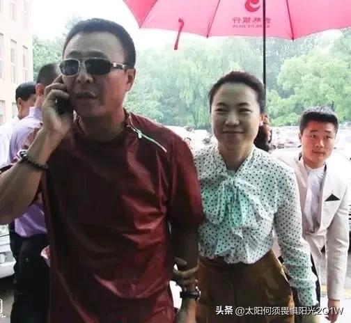 46岁王楠海南过年，挽着富豪老公 国乒冠军王楠在海南过年！与家人共度温馨时光
近