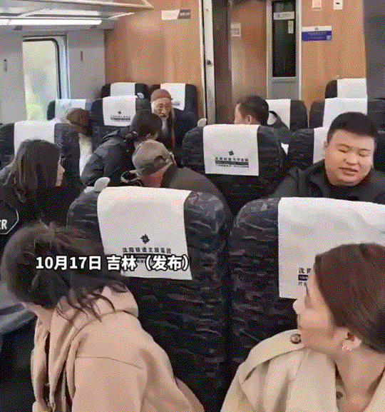 吉林，一名女子乘坐火车时，偶遇同车厢一位114岁高龄老人独自出行。视频里，老人和
