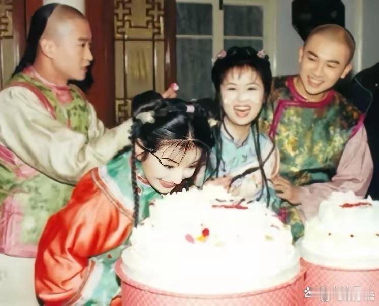 《还珠》剧组给演员生日时准备的大蛋糕，那个年代是很奢侈的。 