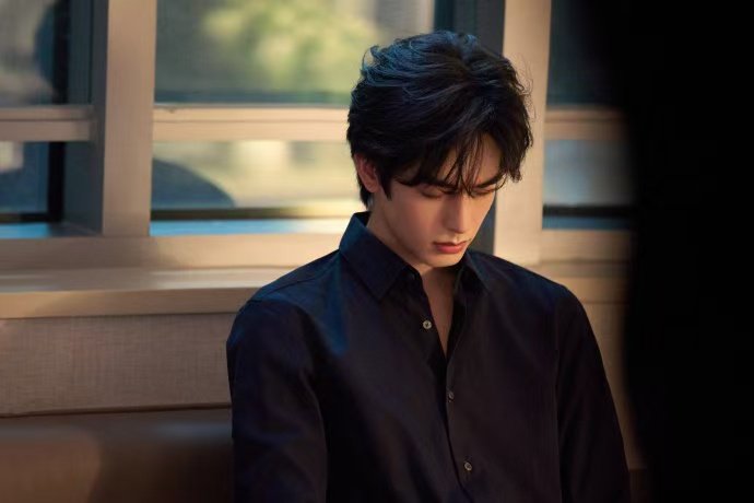 这个宋威龙帅炸了黑衬衫含着泪的现偶男主宋威龙 这个宋威龙帅炸了，黑衬衫含着泪的现