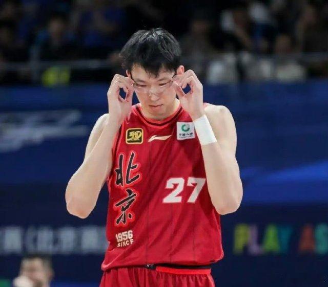 真糟糕周琦的腰有反应了，据北京媒体人爆料，周琦在对阵四川男篮的比赛中腰部再次有反