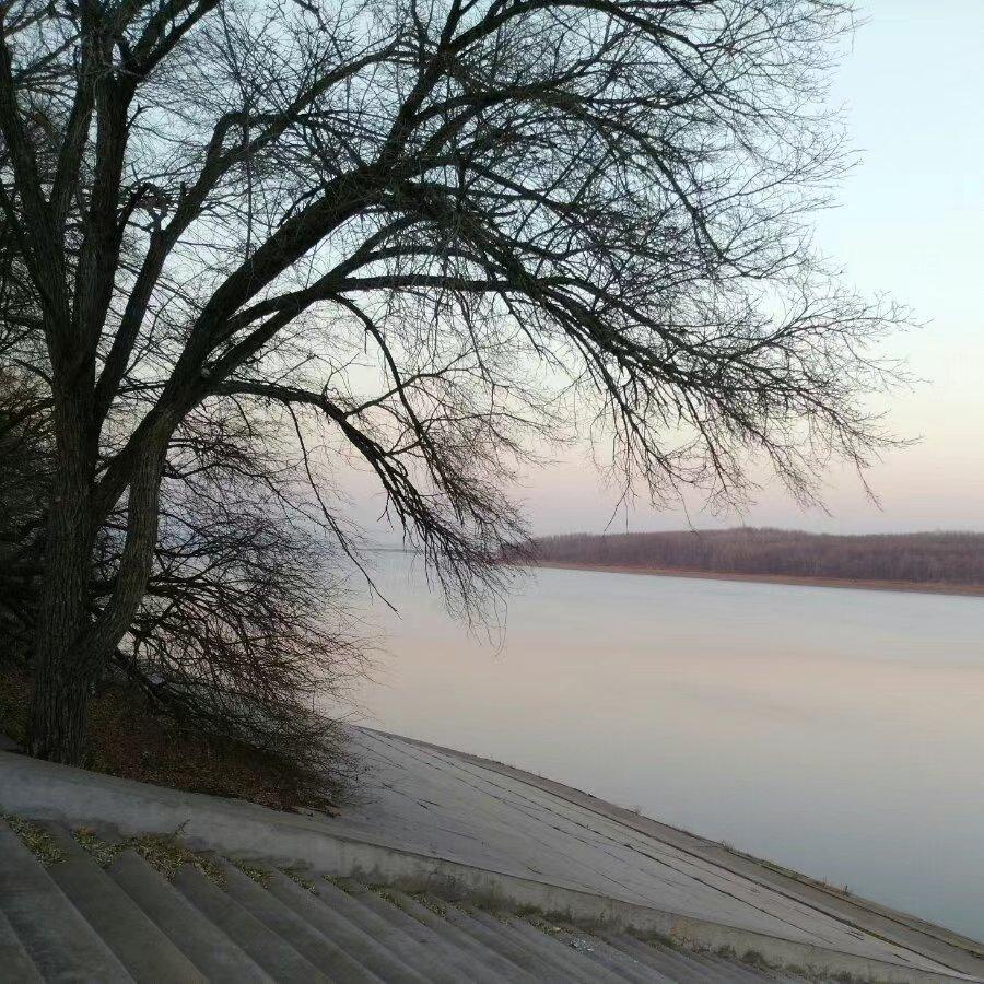 我老公进ICU那次，他二哥在外面椅子上睡了14个晚上。14个晚上，不让任何人换。