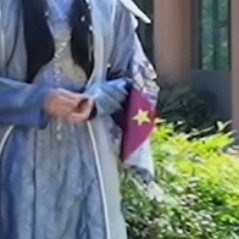 其实我也不知道他选个这种好多星星印在上面的丝巾挂手臂上是个什么意思 