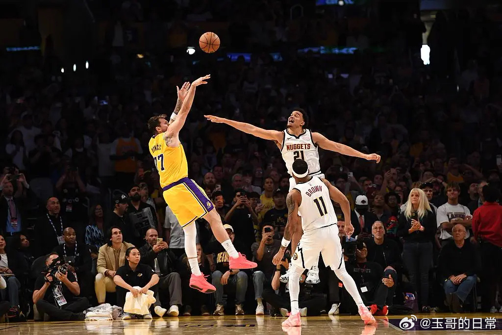 掘金vs湖人今天NBA常规赛继续进行，湖人主场迎战掘金。本场比赛湖人三巨头带队，