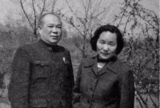 1937年，地主王学文突然发现一20岁女兵，昏倒在家门口。他四下看看无人，一下把