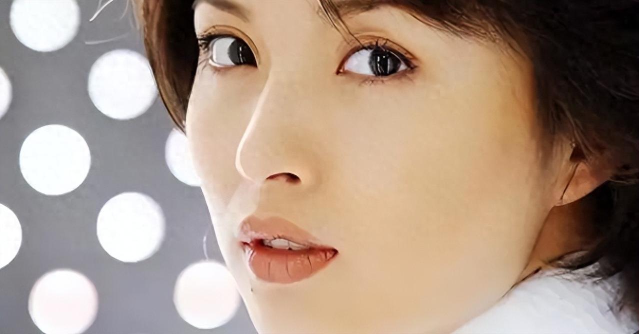 演员李佳，26岁成双料影后，二婚嫁靳东，婚后高龄生两子被宠成宝
在娱乐圈这个充满