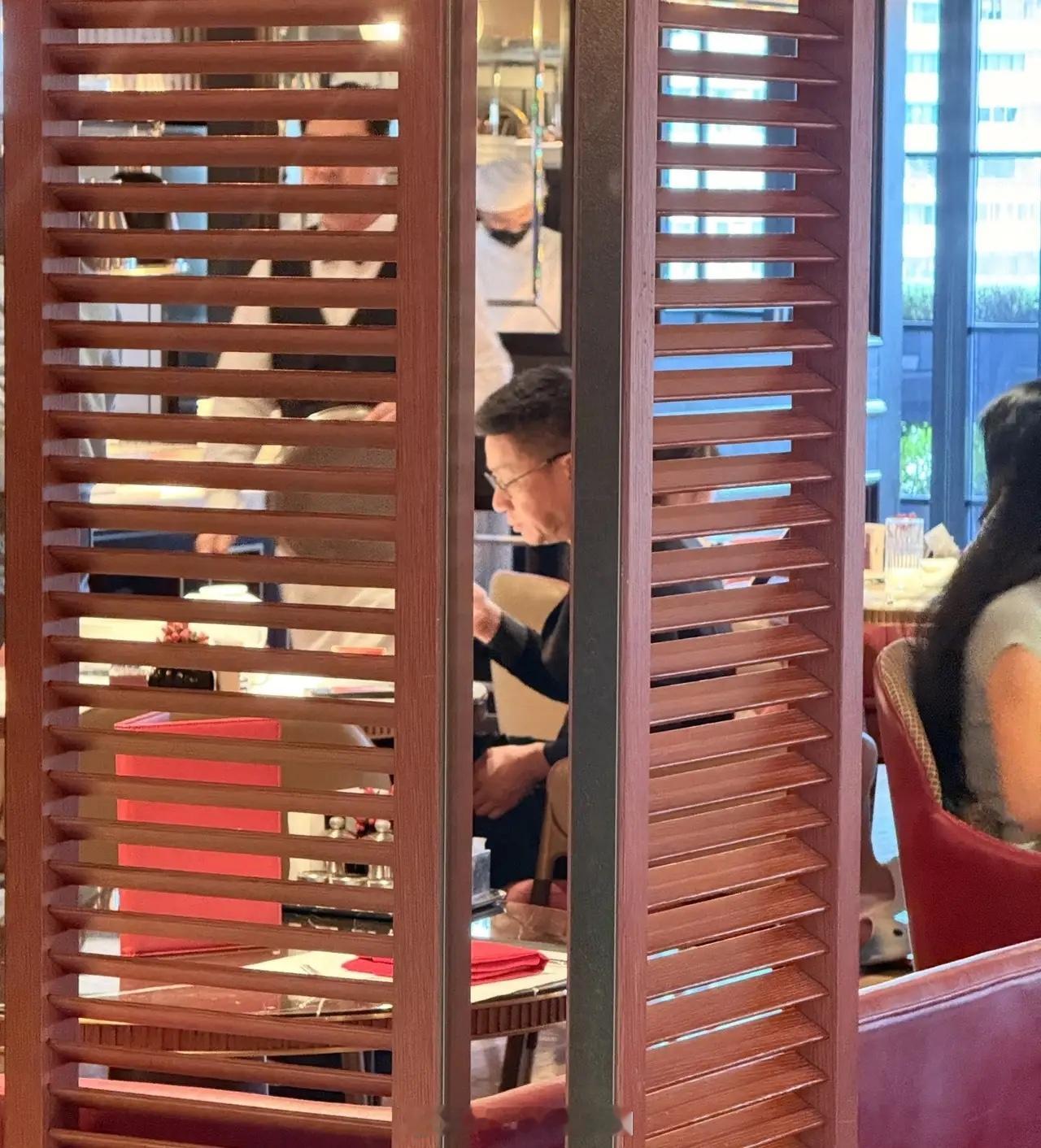 有网友在厦门偶遇小S老公许雅均，他一个人在酒店吃早餐！不得不说，他本人确实很清爽