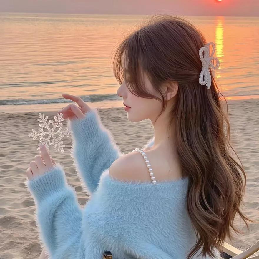 海边温柔少女，轻纱拂面，雪花点缀，浪漫如画。海边活力少女 海边花海少女 海边度假