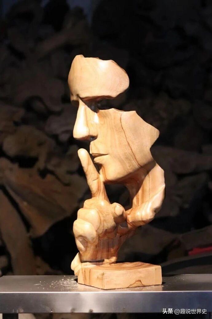 没事不要讲话，讲话只有三个目的。一是让别人高兴，否则就保持沉默。二是能传递价值，