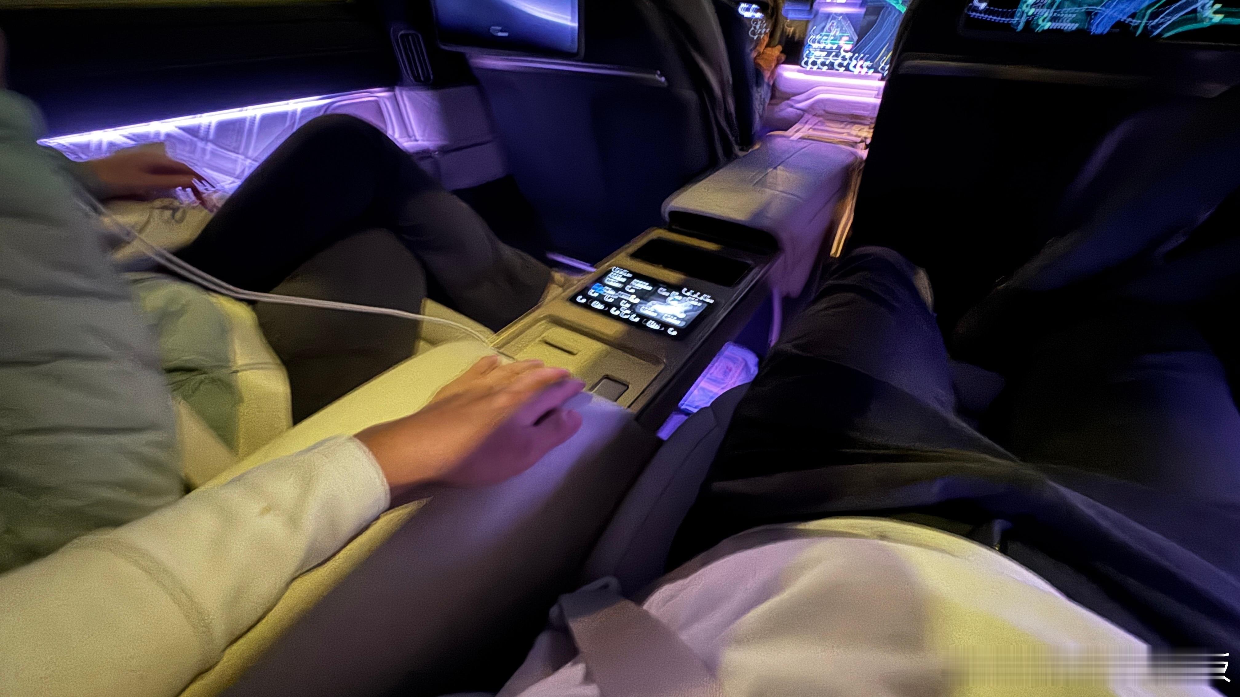 暖意十足ET9，司机来接我回家，打开全域座椅加热之后，所能触及之处都是温暖的。让