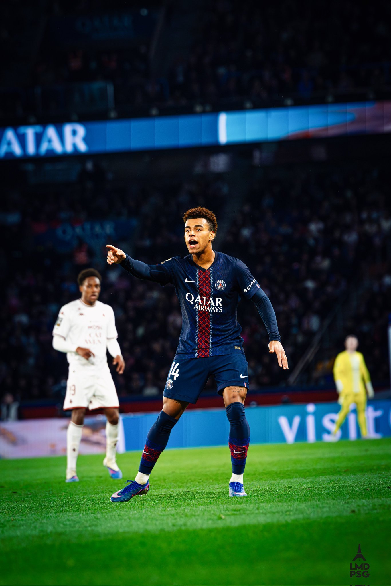 法国球迷俱乐部  🚨德西雷·杜埃出现在中场位置并不稀奇。但这位前雷恩球员周五对