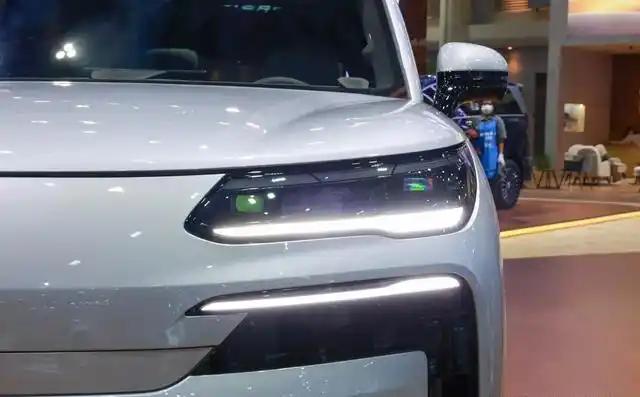 车展上那台车，早就不是一台冰冷的交通工具。它左边车门上贴着“冬测王者”的标签，暗