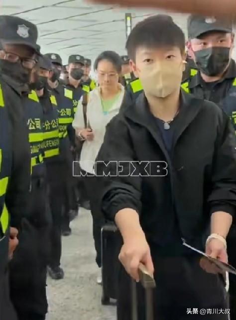 怪不得孙颖莎要两排保镖护送？你看这些的代拍就明白了，
太疯狂了！

而王楚钦央视