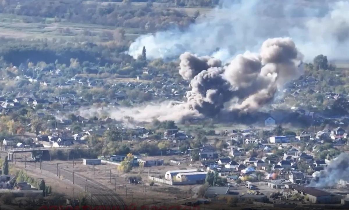 该视频拍摄了滑翔高爆弹投向乌克兰武装部队库皮扬斯克附近的驻军的场景

俄罗斯联邦