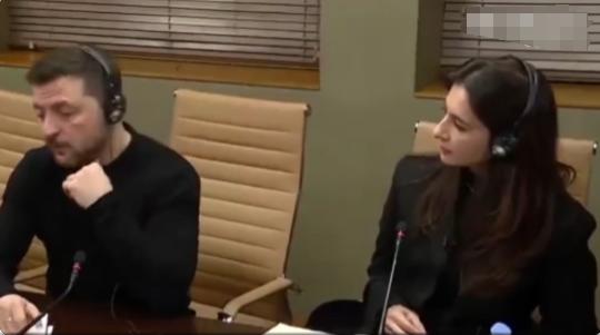 说泽连斯基之前，想说说泽连斯基边上的这位女记者。
实在是太漂亮了！
不得不说，心