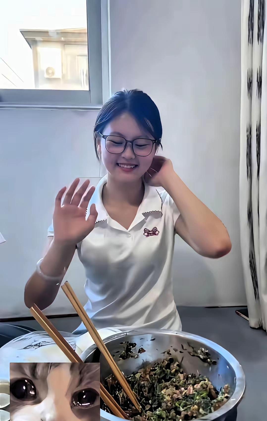 女子说这个漂亮的女生是自己的女儿，今年13岁长的个子挺高的，差不多有1米63了，