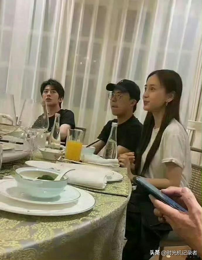 杨幂素颜最好看，明星私下聚会也太随便了，妆也不化，看起来纯素颜，但是明星毕竟是明