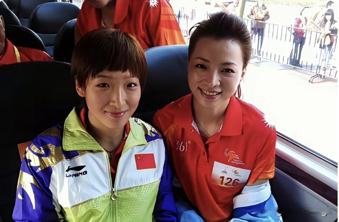 董卿与刘诗雯车内同框，青涩运动员与温婉主持人自然相伴，映出不同领域女性各自的闪光