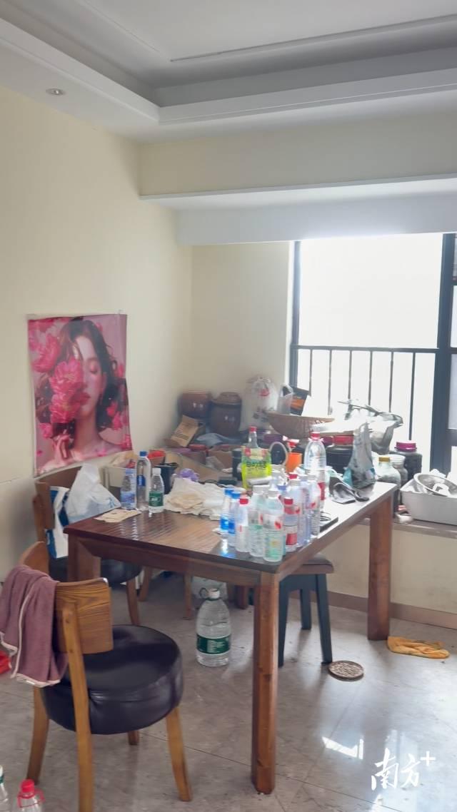 近日广东有个房东报警，说租客欠费搬走了，却扔下个13岁的男孩独自住在停水停电的出
