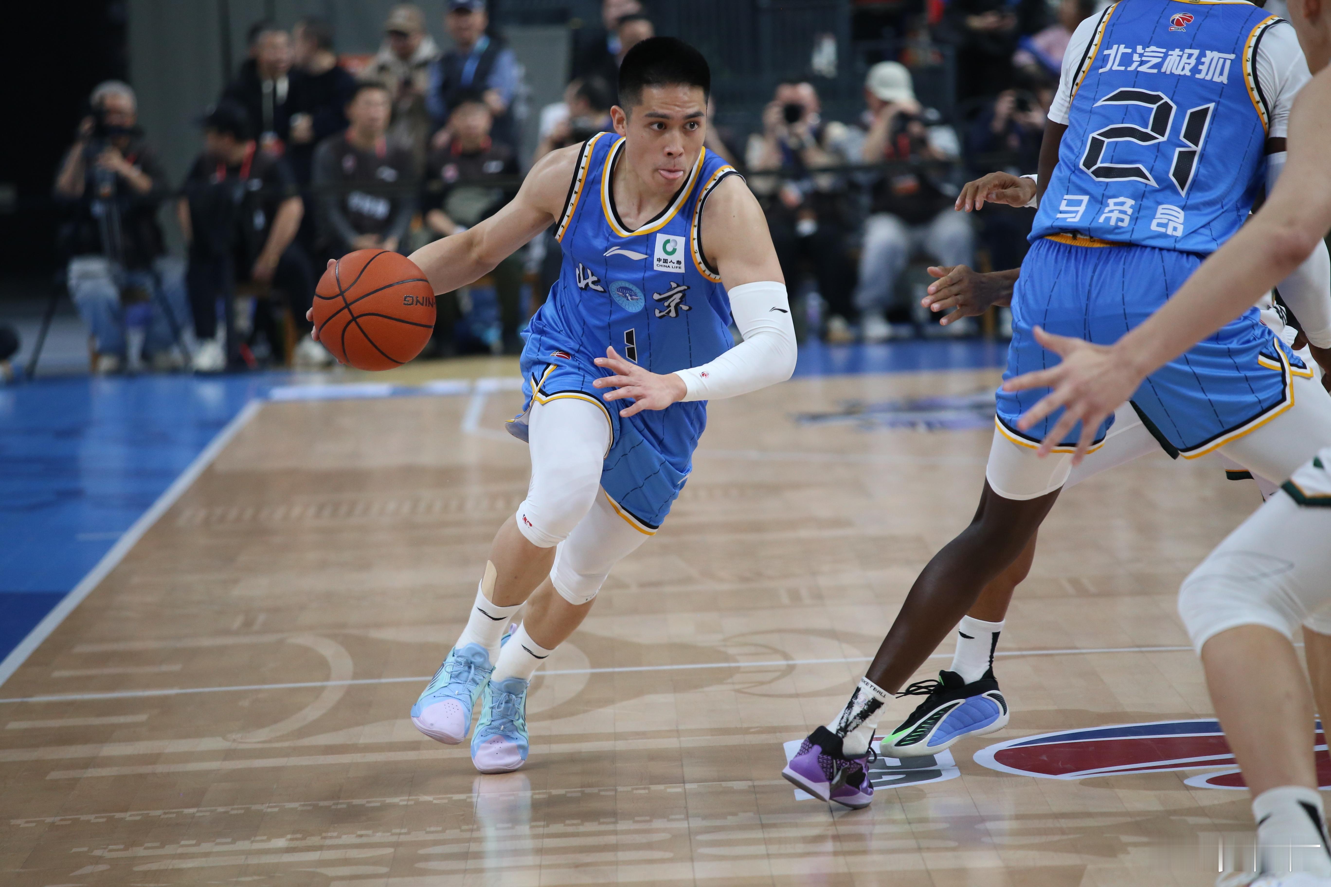 陈盈骏投疯了基哥又carry了，赵睿上半场非常关键，几次抑制了对方起势，串联这一