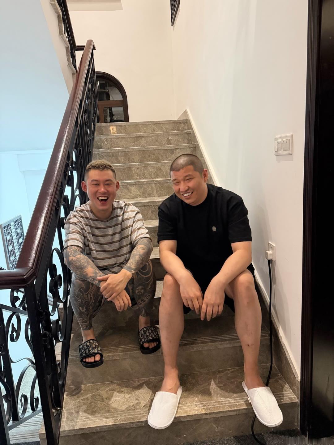 二驴和阿厦合影，阿厦感谢二驴的贵人相助！ 