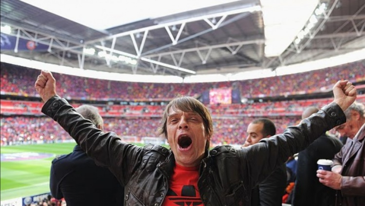 邮报：终生红魔球迷、63岁的石玫瑰乐队贝斯手马尼于本周不幸去世11月22日讯 据