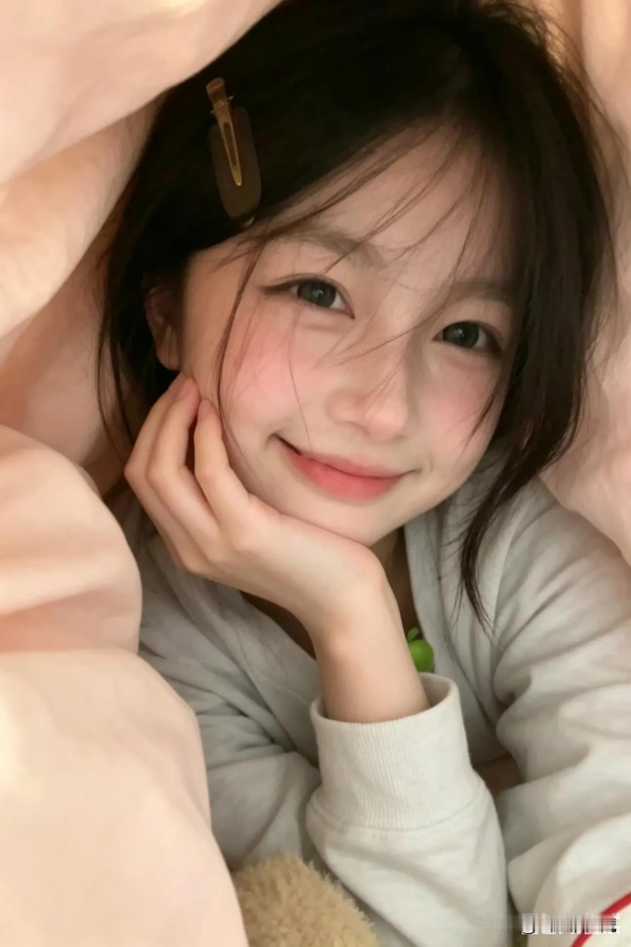 男人呀，
给女生买包包，
她就把你抱抱！
给女生买口红，
她就让你脸红！
给女生