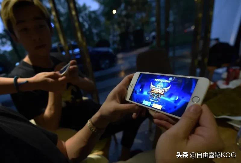 网络游戏是否应该被禁止网络游戏不能禁止，也禁止不了，不让玩游戏会让很多人失去消磨
