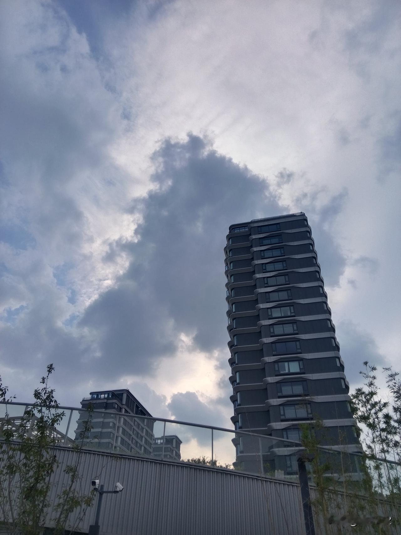 国内不少城市都有外滩，名气最大的当属上海外滩。而内陆城市武汉，也有自己的外滩。但