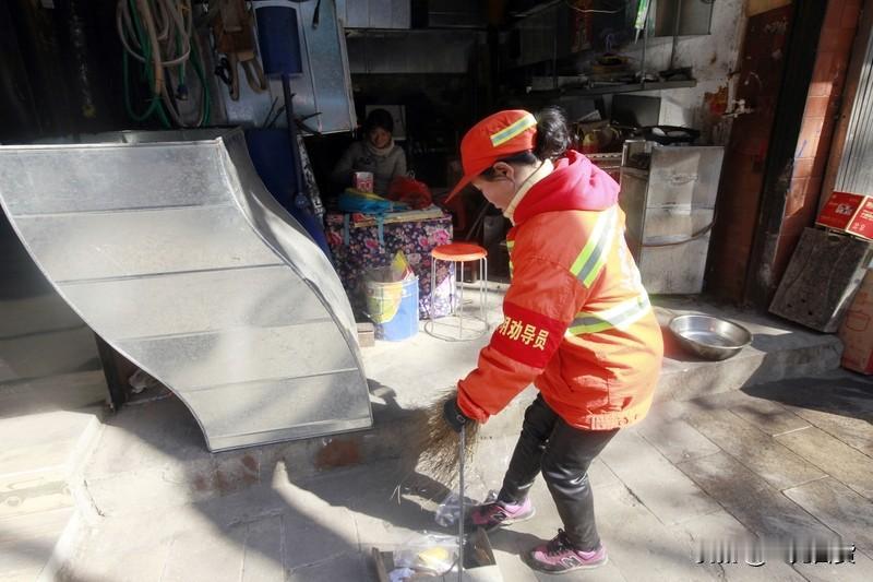 感恩之心，温暖常在。
2025，我最想对“我家楼下凌晨4点扫街的环卫阿姨”说声谢
