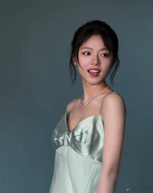 ​​​#赵今麦氤氲梦境大片# ​​​#赵今麦水蓝抹胸纱裙# 赵今麦的氤氲梦境大片