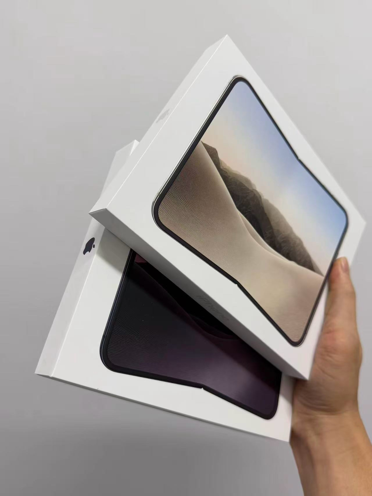 [捂嘴哭] 已经有经销商拿到 iPhone Duo 了这个包装真不环保啊。 ​​
