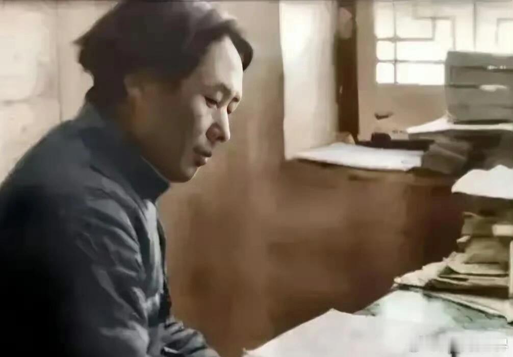 凌乱的头发，憔悴的脸颊，书桌上堆放着书刊和文件，说明主席又熬夜工作了。在简陋的窑