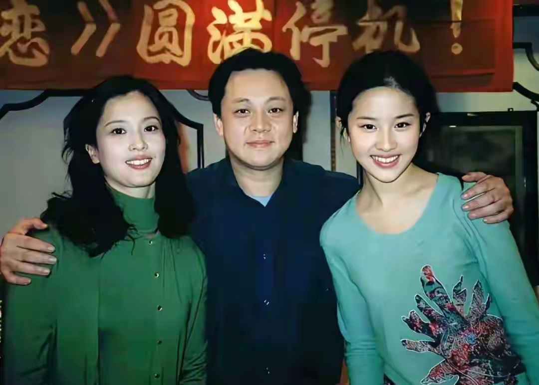 刘亦菲漂亮是有原因的，妈妈比她还漂亮，爸爸更是帅气！ 