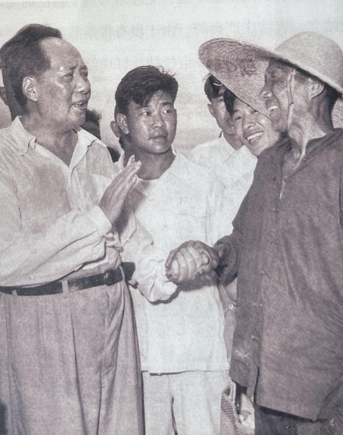1959年6月26日，毛泽东主席同韶山农民亲切交谈，非常的平易近人。在当晚的宴席
