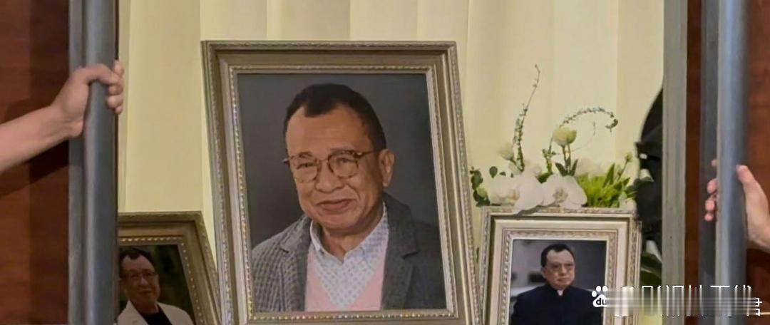 据港媒，17日，许绍雄追悼会在大围宝福纪念馆举行，许绍雄遗照摆放中间，灵堂外放满