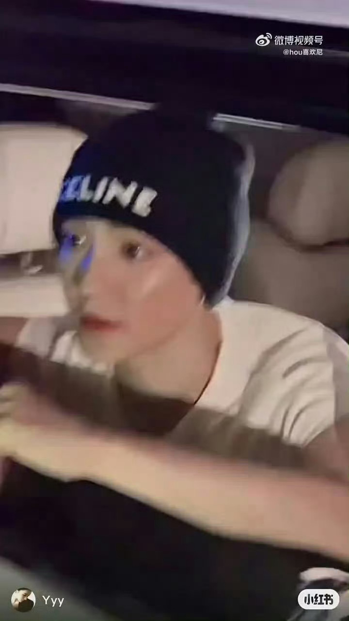 侯明昊疑似被激光笔照射这是激光笔吧？也太危险了，很恶毒！支持侯明昊用法律武器保护