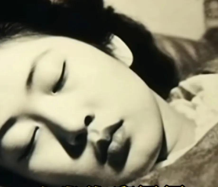 这是她生前的一张照片，一直以来被日军禁止传播，直到后来被日本反战人士公布出来。
