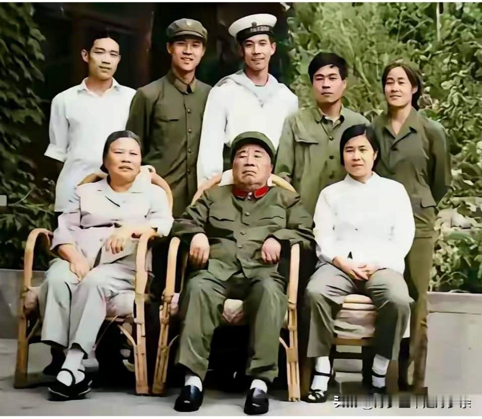 一九七四年，北京，朱德元帅与夫人康克清及家人的珍贵合影。真是惊艳了时光！