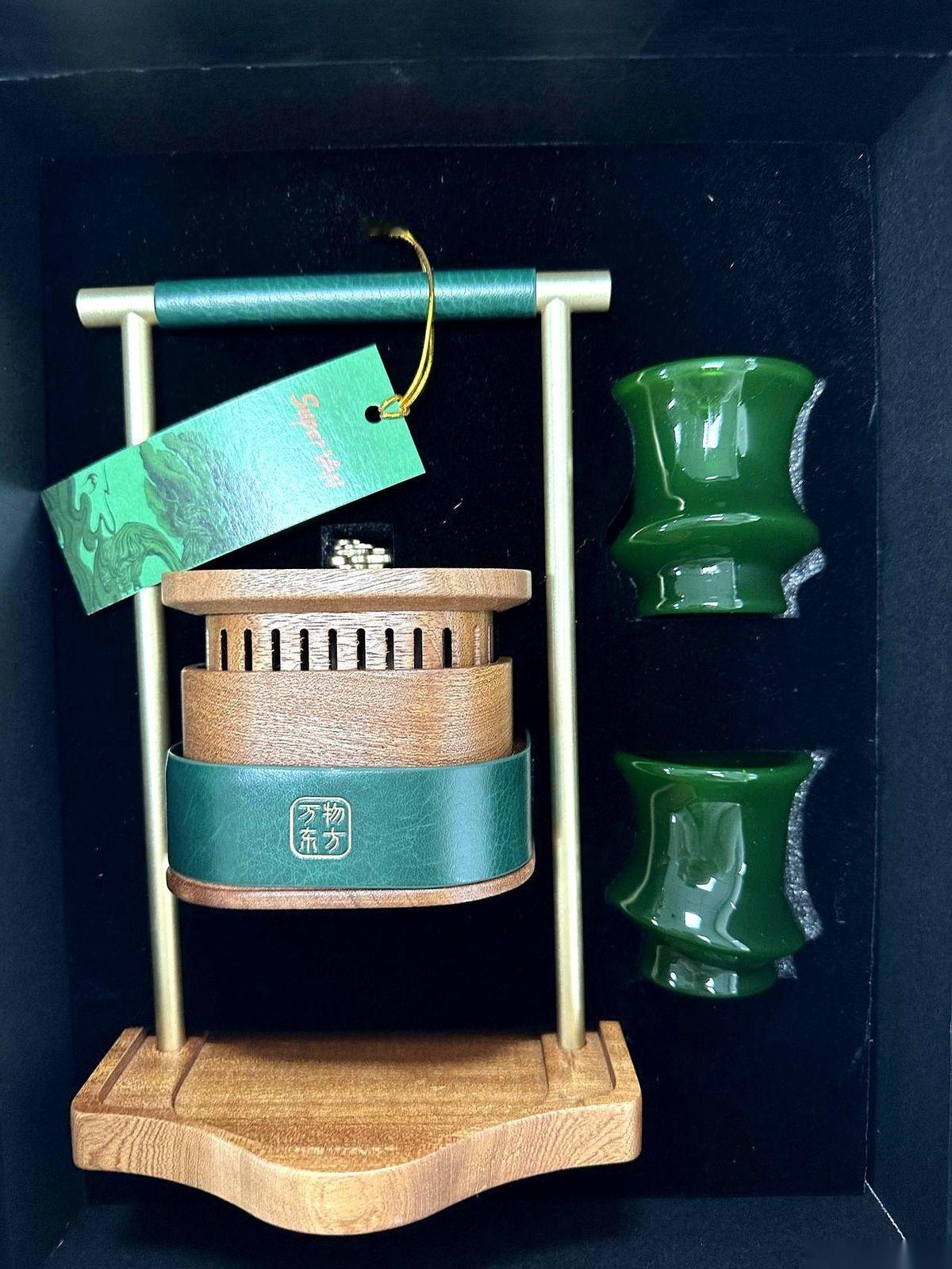 我算是看明白了。
在互联网上，想白拿点东西，就得把脸皮扔地上。
还得是那种心甘情