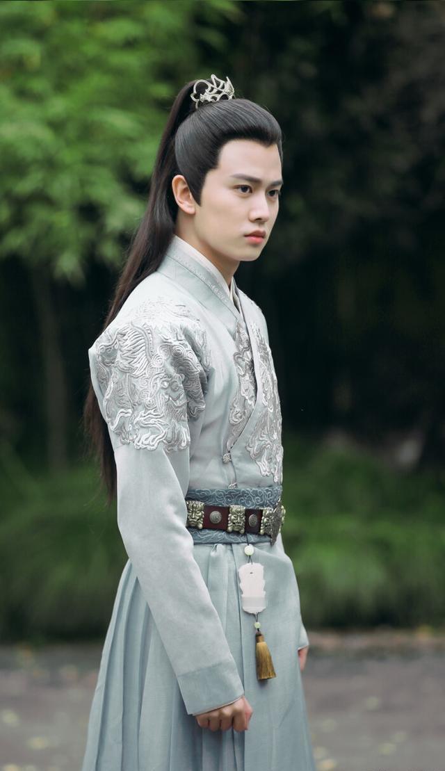 谁懂啊！任嘉伦才是内娱追星的天选之光✨ 始于《锦衣之下》陆绎的飞鱼服暴击，陷于他